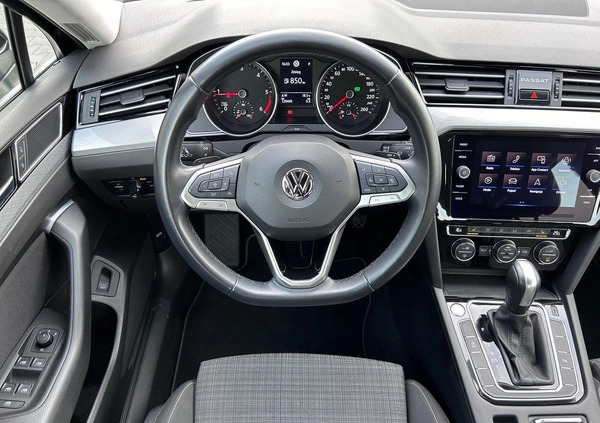 Volkswagen Passat cena 92900 przebieg: 129436, rok produkcji 2020 z Józefów małe 781